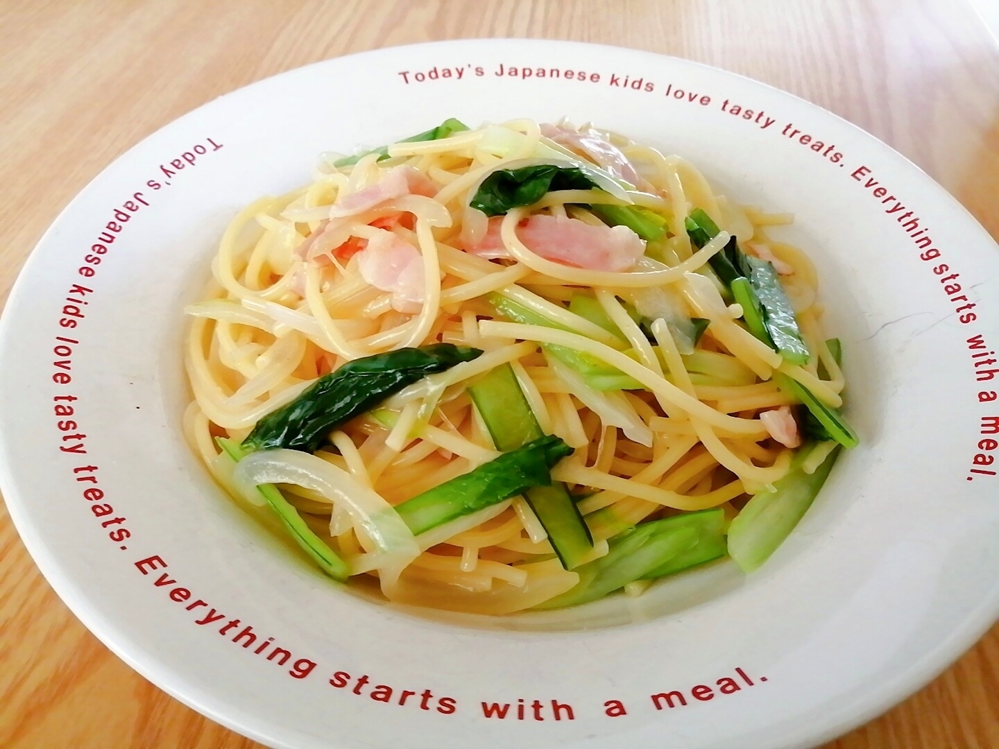 玉ねぎと小松菜とベーコンのコンソメパスタ