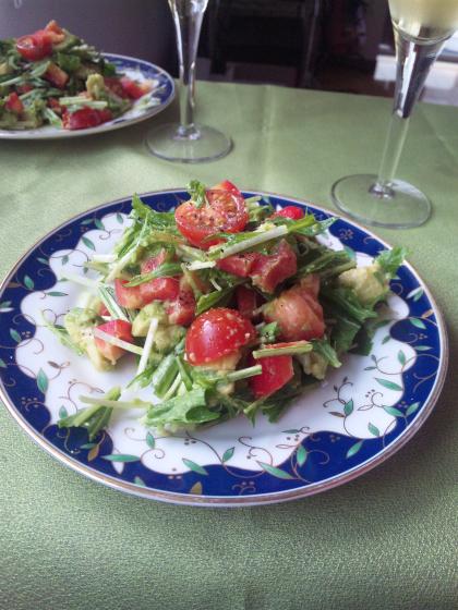 水菜を使ってみました。休日ランチのサラダです。色どりが綺麗だと食欲がわきますね。
