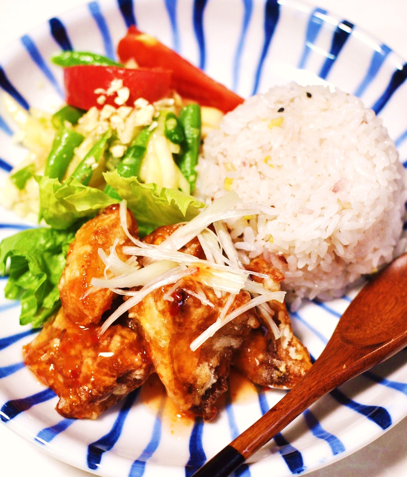 タイ風鰤の唐揚げとソムタムのワンプレートご飯