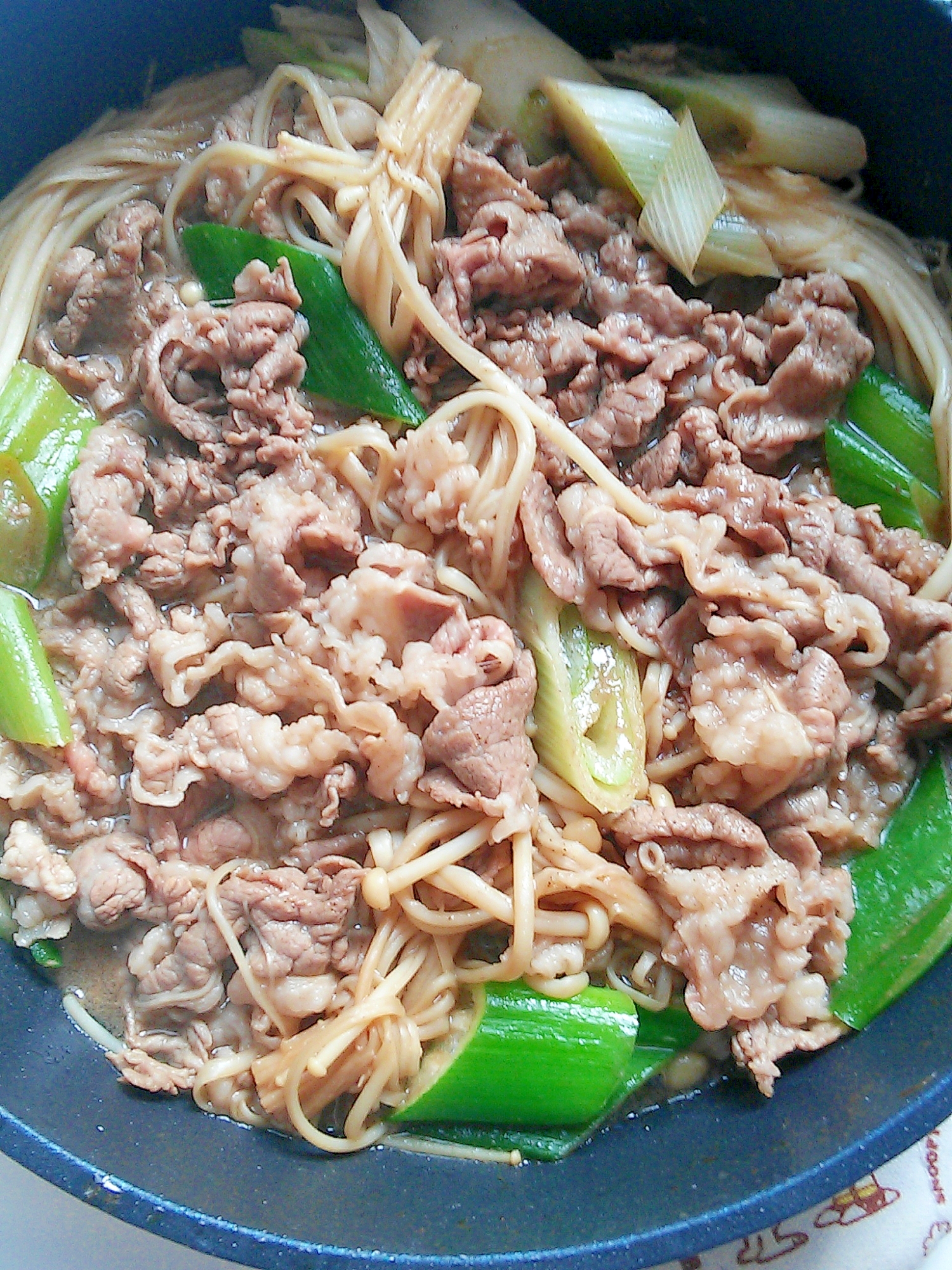 ずぼら飯★長ネギとえのきと牛肉のすき焼き風煮込み