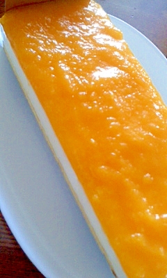 ヨーグルトのレアチーズケーキ 黄桃ソース