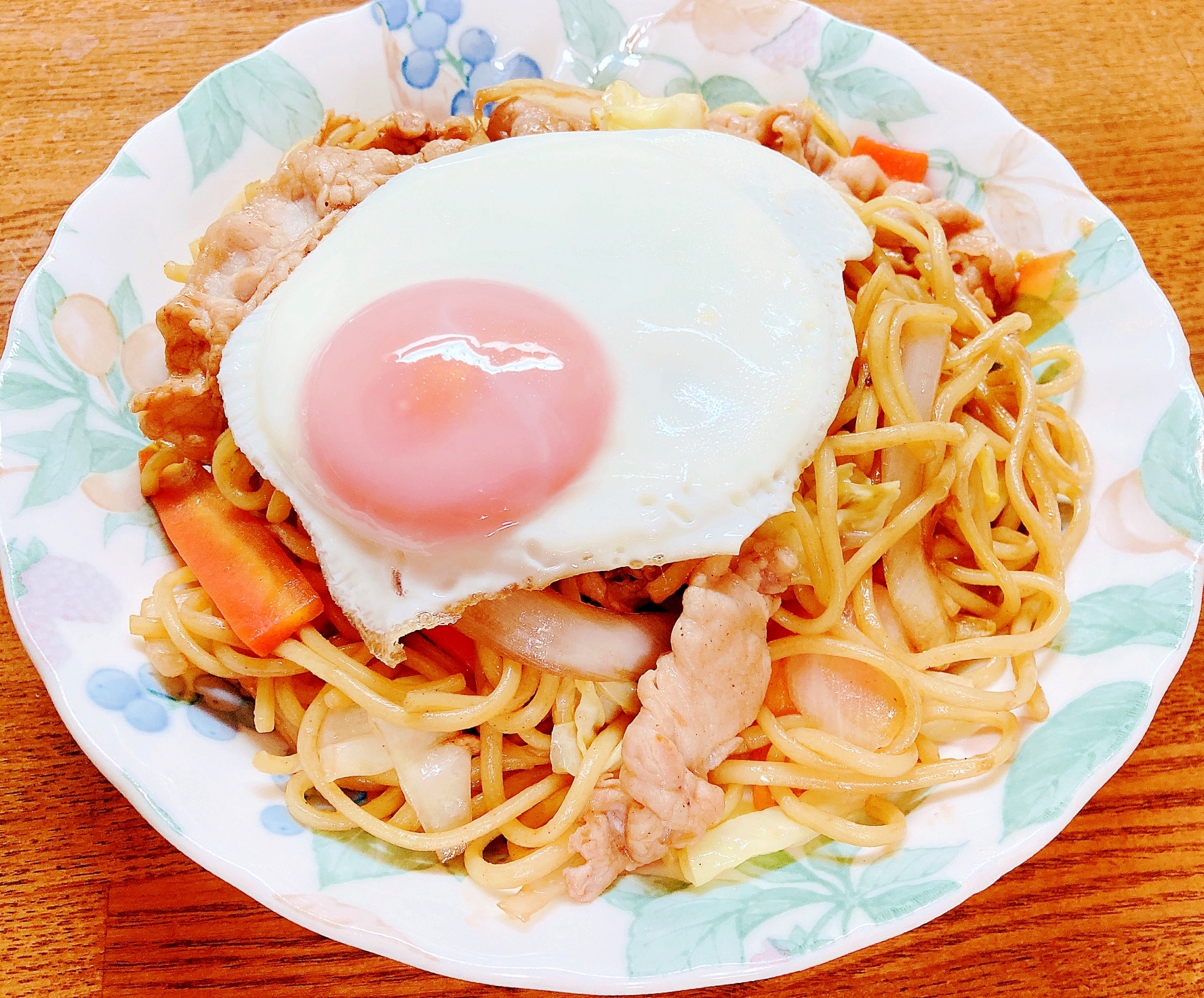 目玉焼き乗せ焼きそば