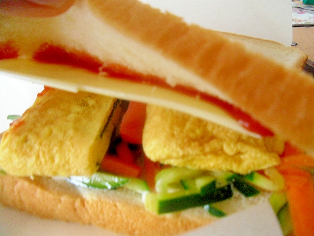 卵とにんじんのサンドイッチ