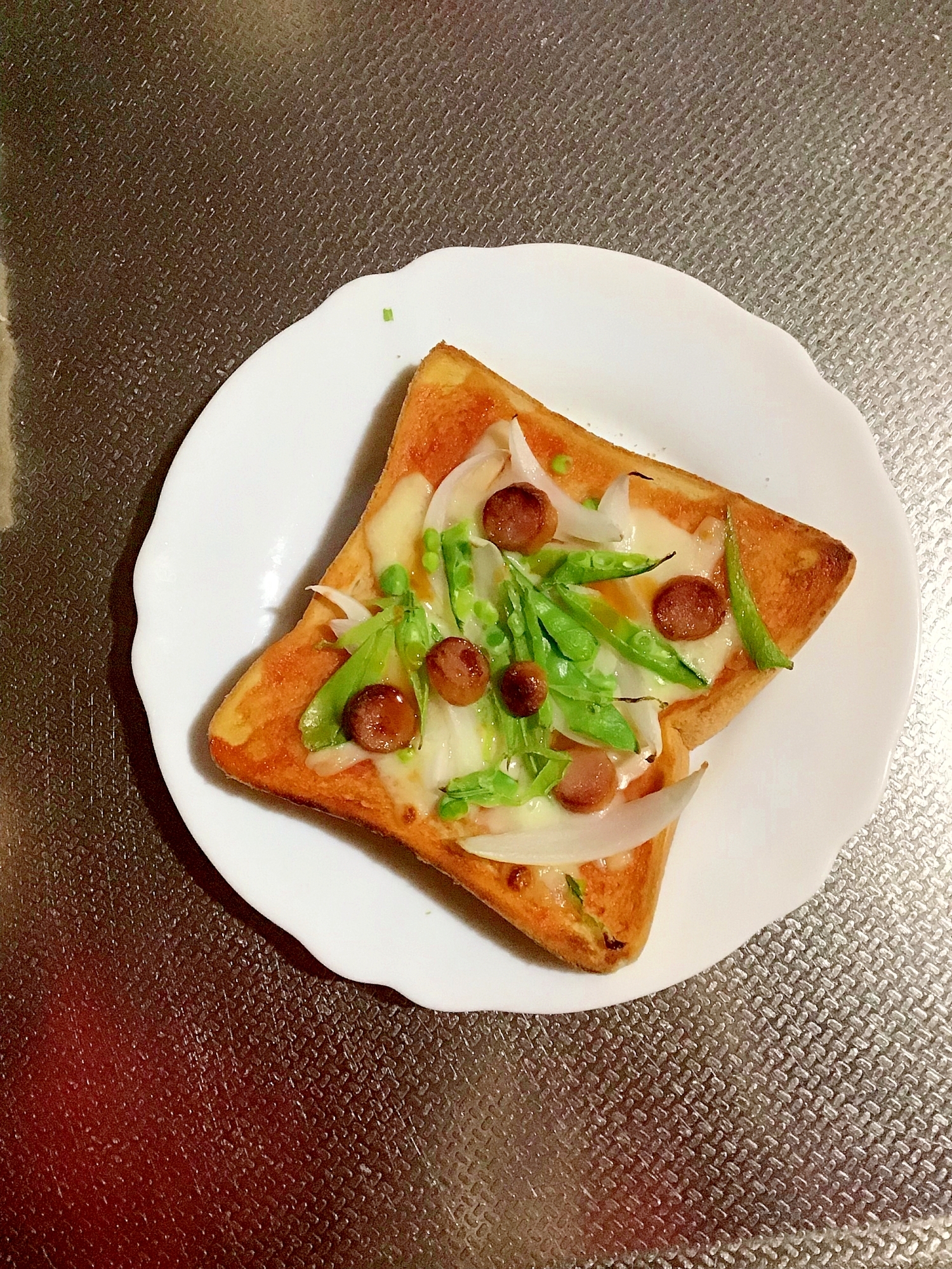 絹さやとウインナーと玉ねぎのピザトースト。