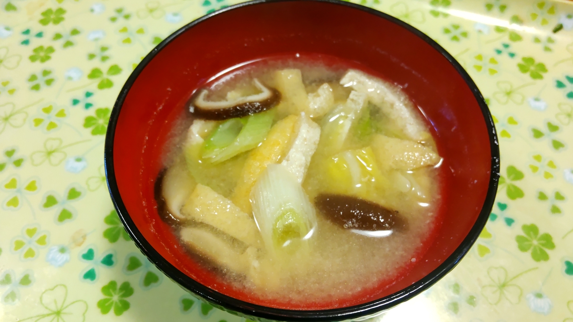 油揚げ・椎茸・白菜・ねぎの味噌汁