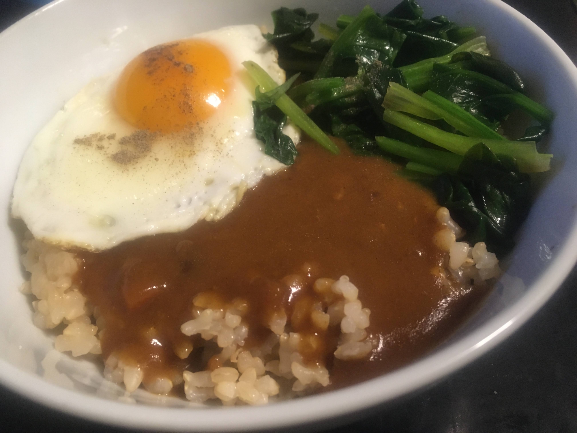 目玉焼き、ほうれん草のソテーの玄米カレー丼