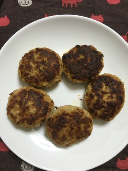 旦那さんが糖質制限中なのでパン粉の代わりに高野豆腐の摩り下ろし&大豆粉で♫キャベツもたくさん摂れてヘルシーでとっても嬉しかったです(〃▽〃)