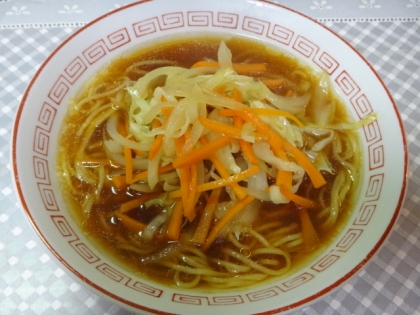 玉ねぎとキャベツと人参の醤油ラーメン