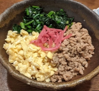 レンジで簡単！彩り三色丼