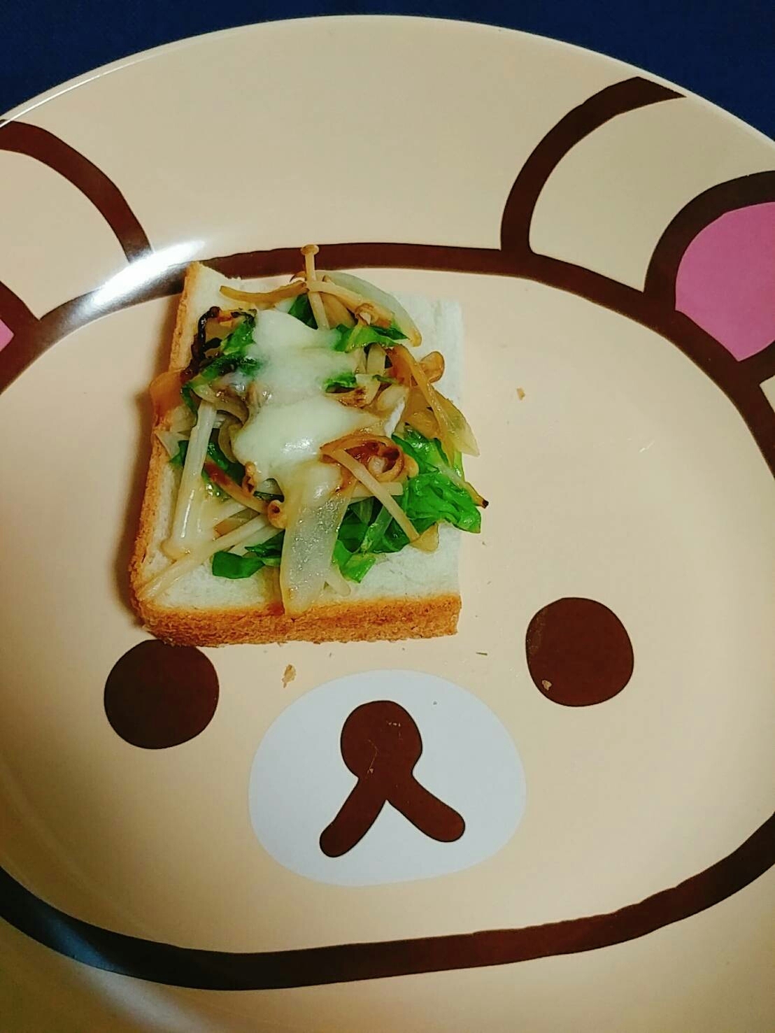 キャベツ　えのき　玉ねぎのめんつゆ炒めチーズパン