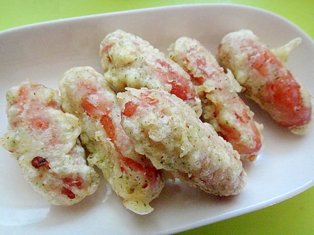 白い皿にのせたウインナーソーセージの天ぷら