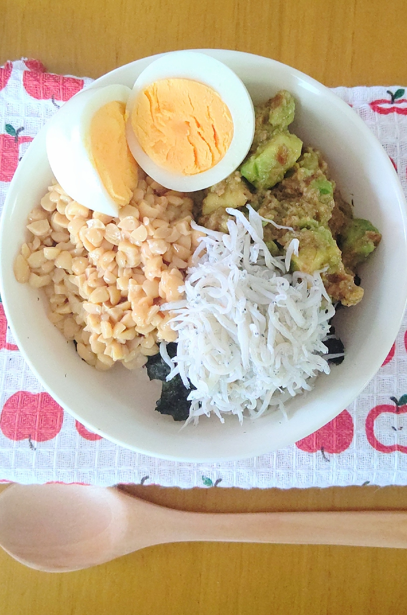 ごま油香る✨アボカドしらす納豆丼　ゆで卵のせ