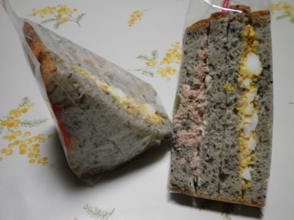美味しいゴマ食パンでサンドウィッチ♪
幸せo(*^▽^*)oランチでした