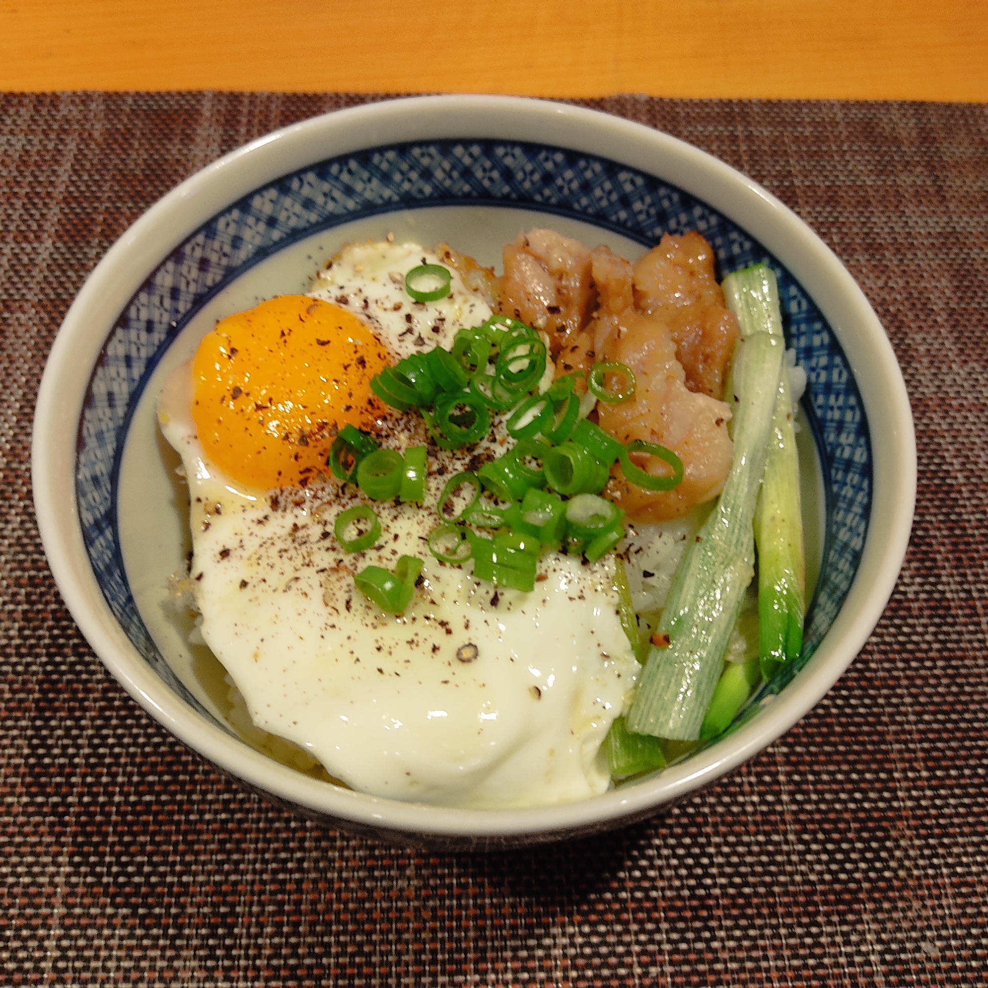 葱たっぷり目玉焼き鶏丼