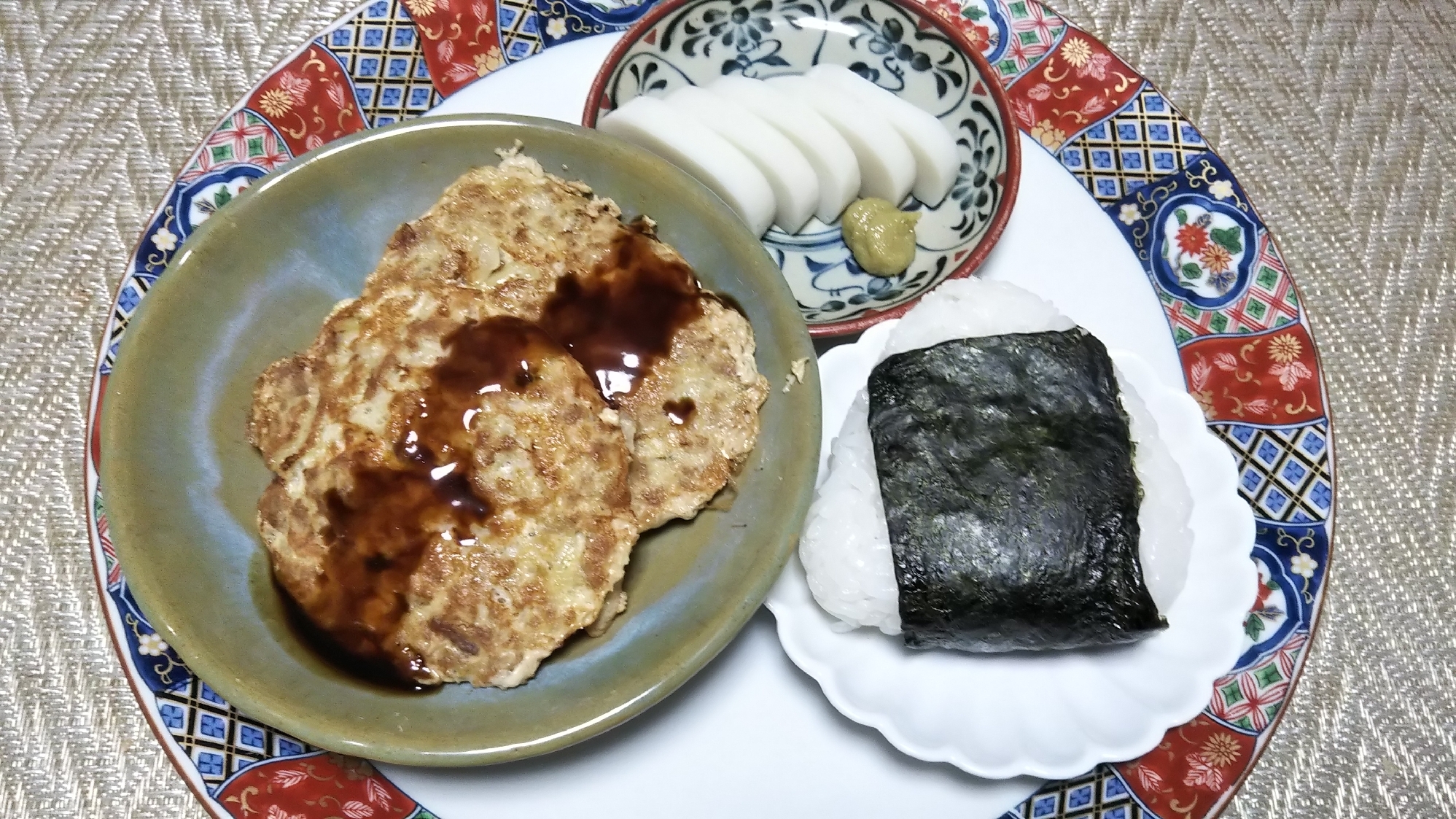 豚肉ハンバーグと蒲鉾とおにぎりのワンプレート☆