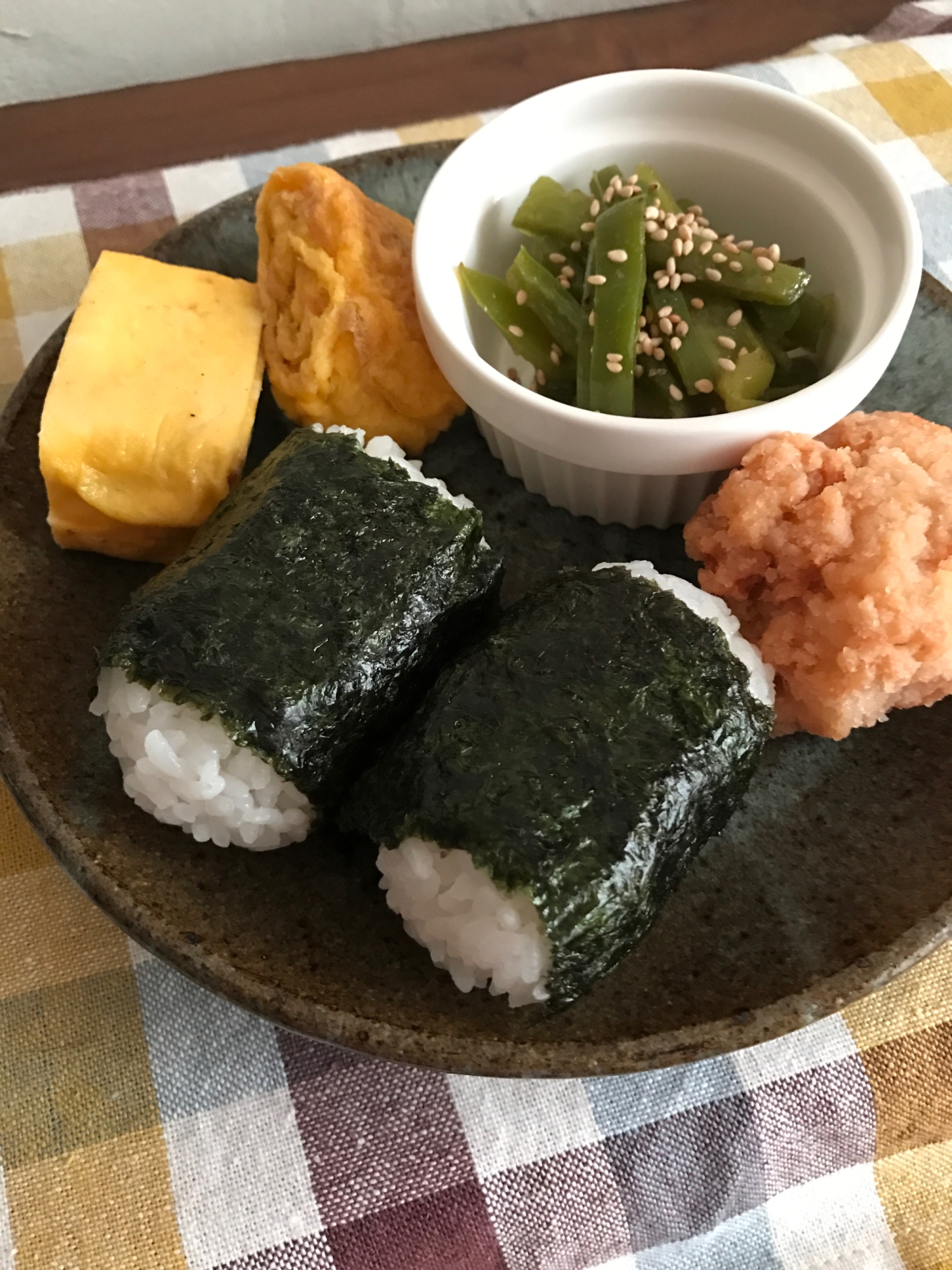 俵おむすびと唐揚げ、卵焼きの朝ごはん