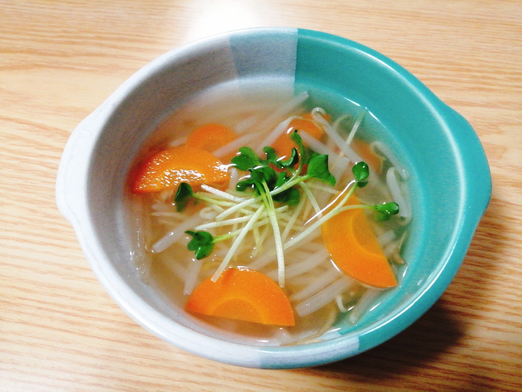 もやしと人参とかいわれ大根のスープ