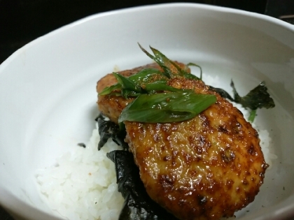 七味をかけてみました。ローコストで手軽にドンブリGOODです(^^)
レンコン入れても美味しいかな？なんて感じたので、次回入れてみたらレポしますね！