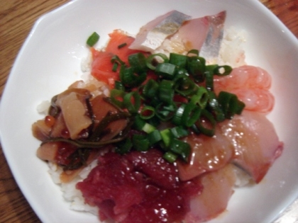 北海道づくしでは無いですが、新鮮なお刺身で海鮮ちらしを作ってみました。
子ども達もモリモリ食べましたよ～。
ご馳走様でした！