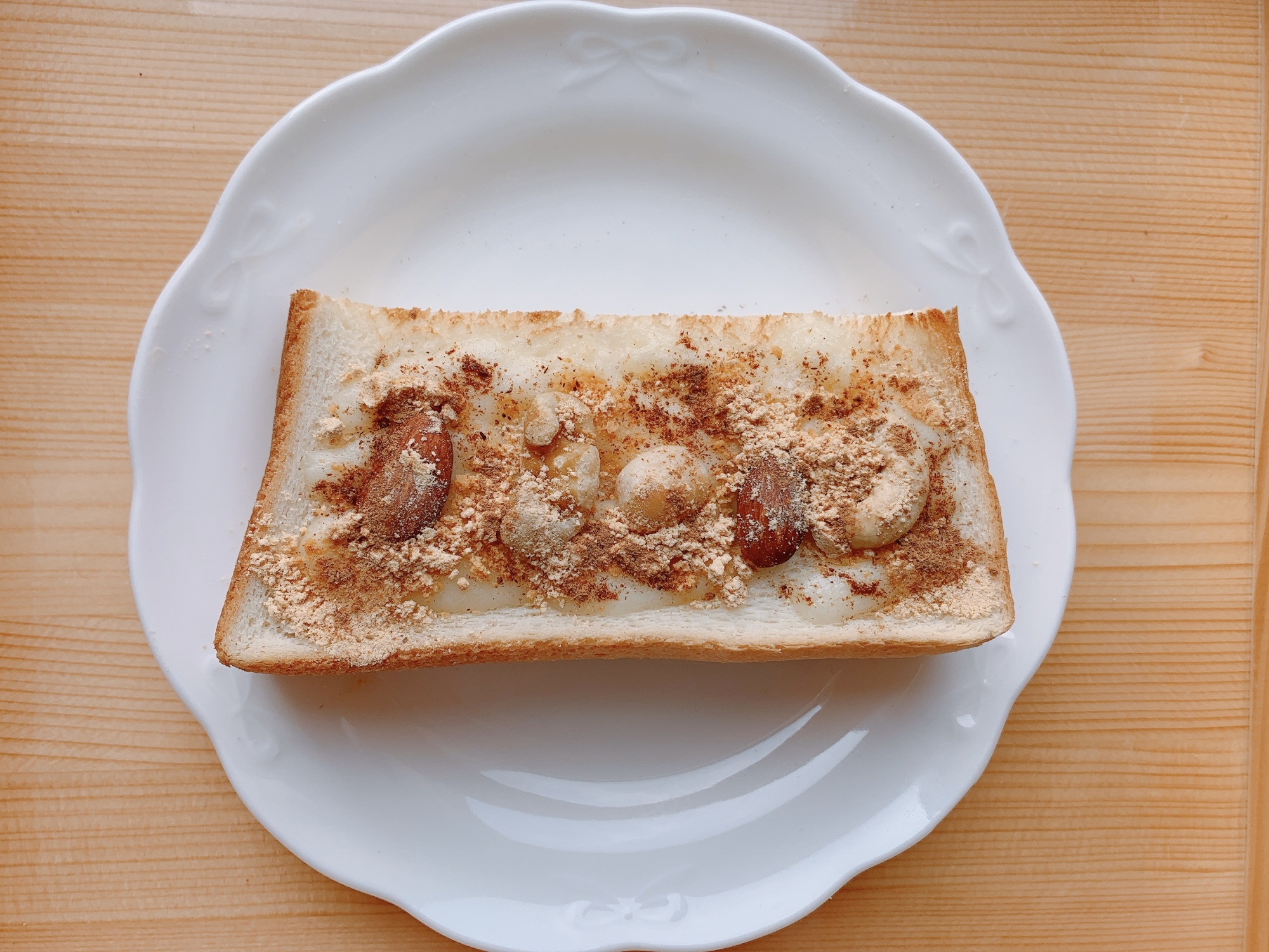 ミックスナッツときな粉チーズシナモントースト