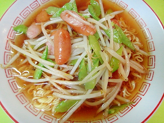 もやしと絹さやウインナーの醬油ラーメン