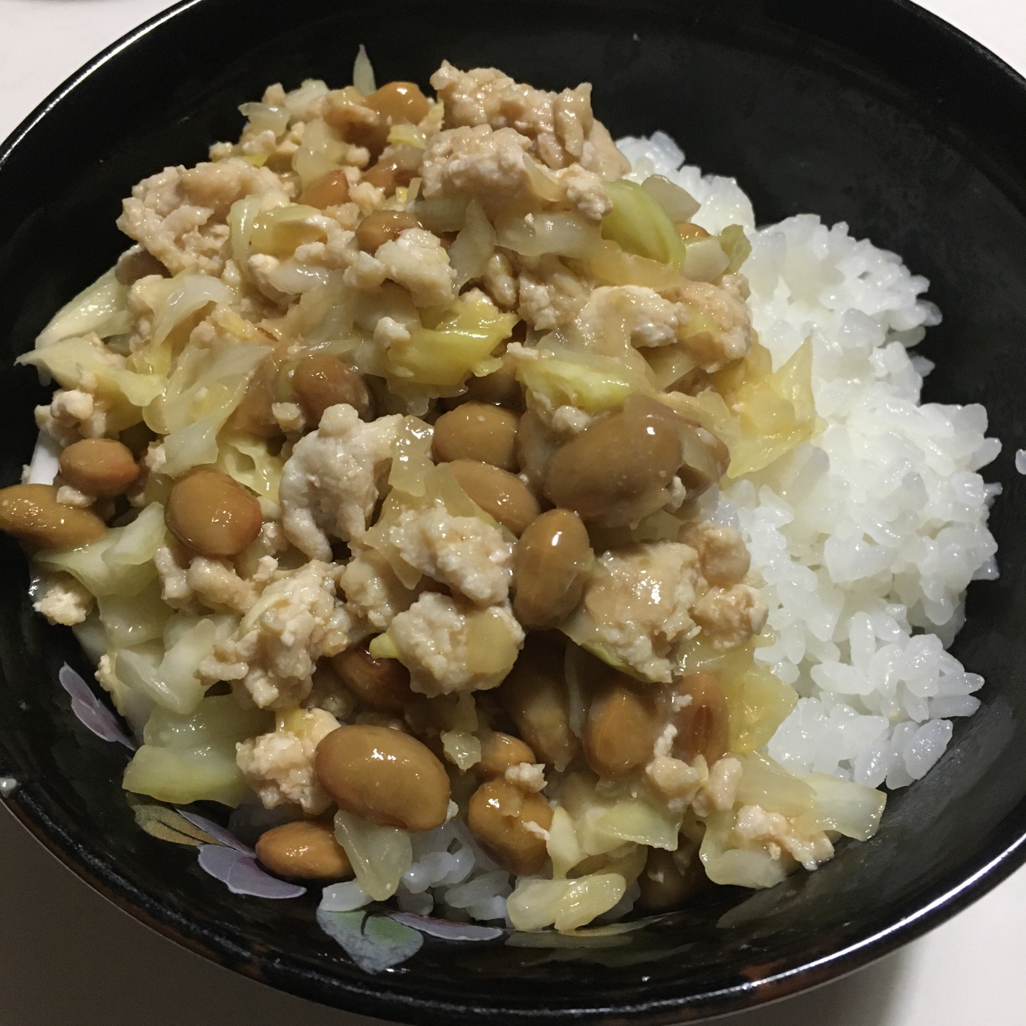 キャベツたっぷり！鶏そぼろ納豆丼