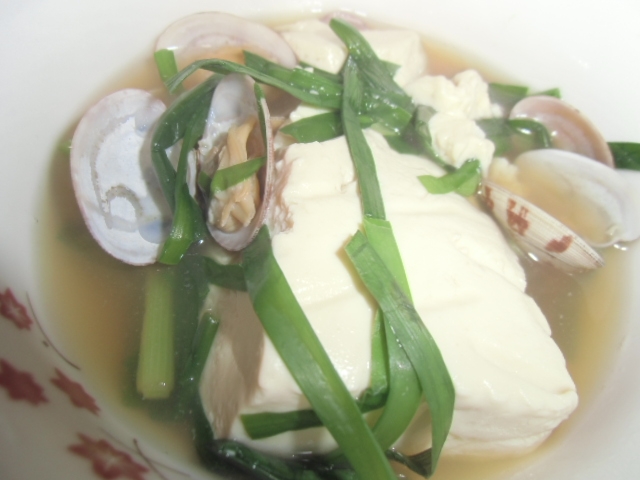 豆腐とアサリ、ニラの煮物
