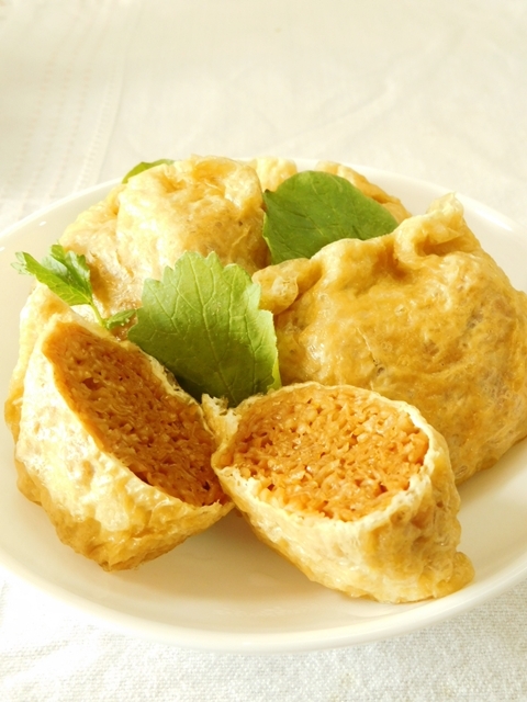 白い皿に盛られた、チキンラーメン巾着