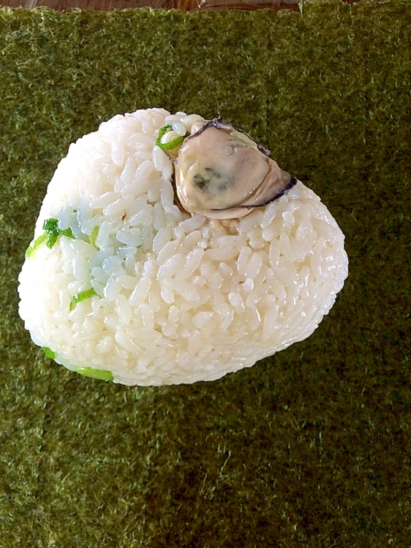 牡蠣ご飯のおむすび
