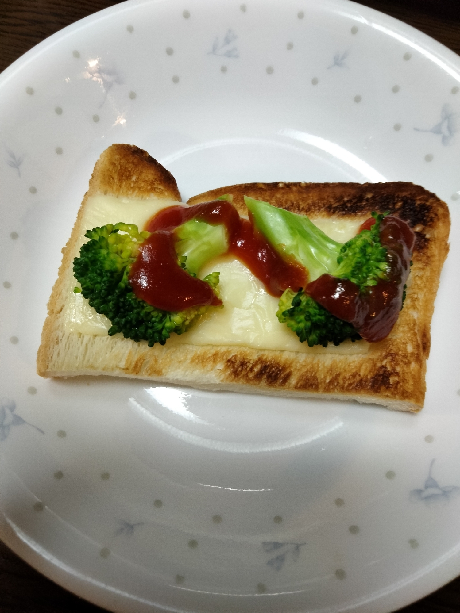 チーズトーストアレンジ ケチャかけブロッコリーのせ