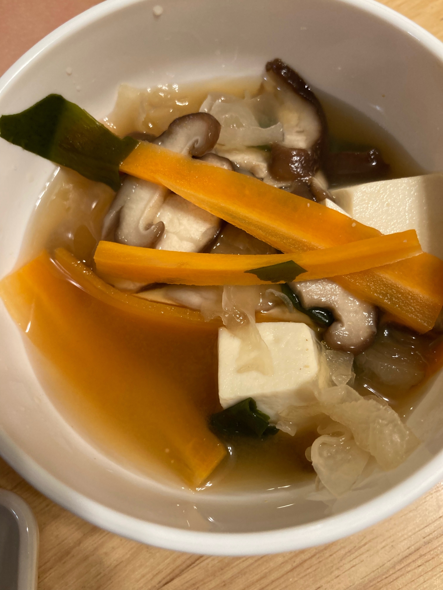 にんじんと椎茸と白きくらげの味噌汁