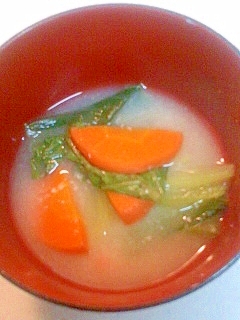 チンゲン菜とにんじんの味噌汁