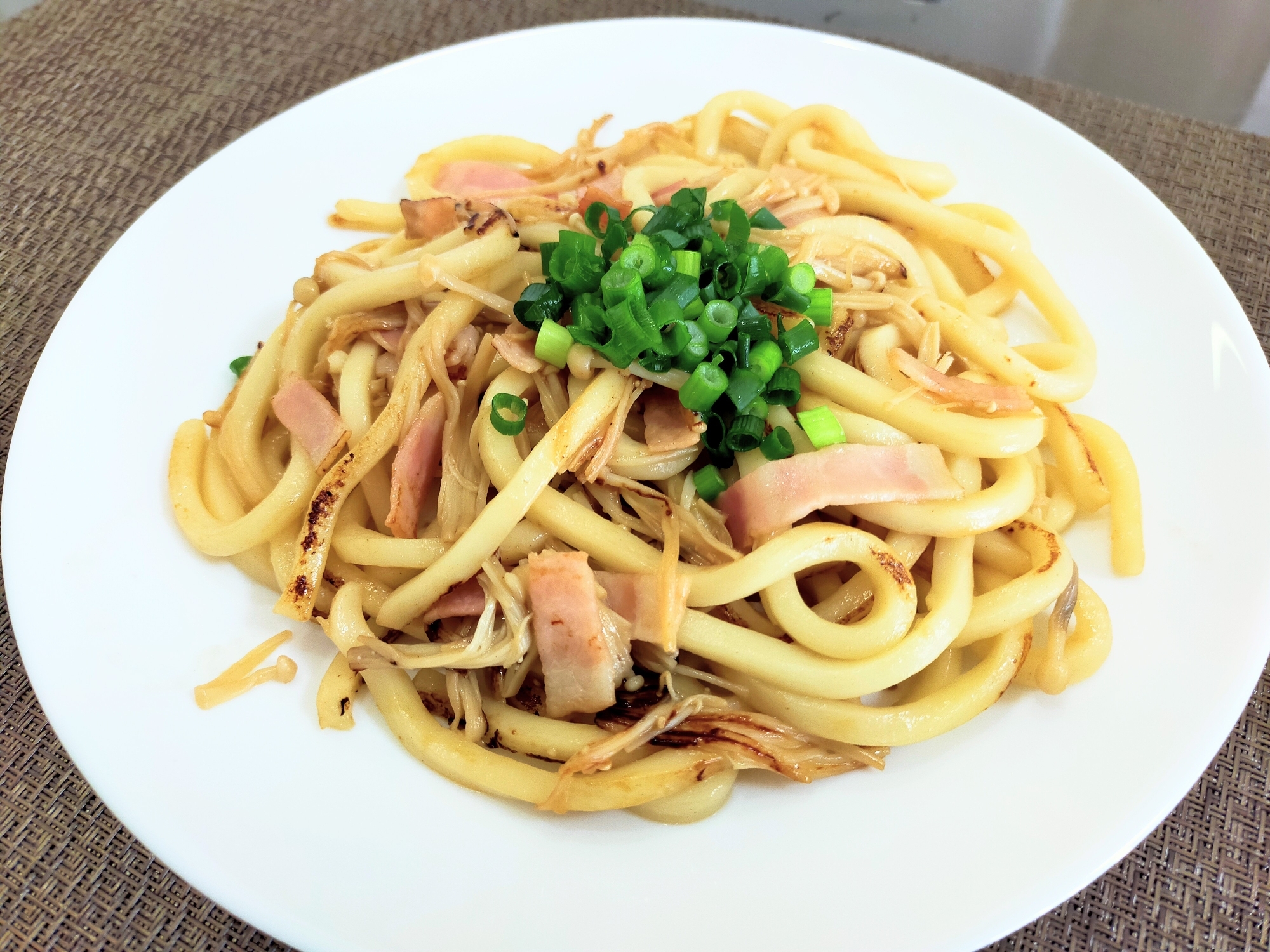 ベーコンとえのきのバター醤油焼きうどん