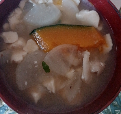 南瓜が残ってたので。冬の朝　お味噌汁がほっこりしますね。南瓜の甘味が美味しかったです。ごちそう様でした！