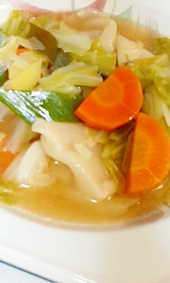 冷凍水餃子を使って野菜たっぷりスープ