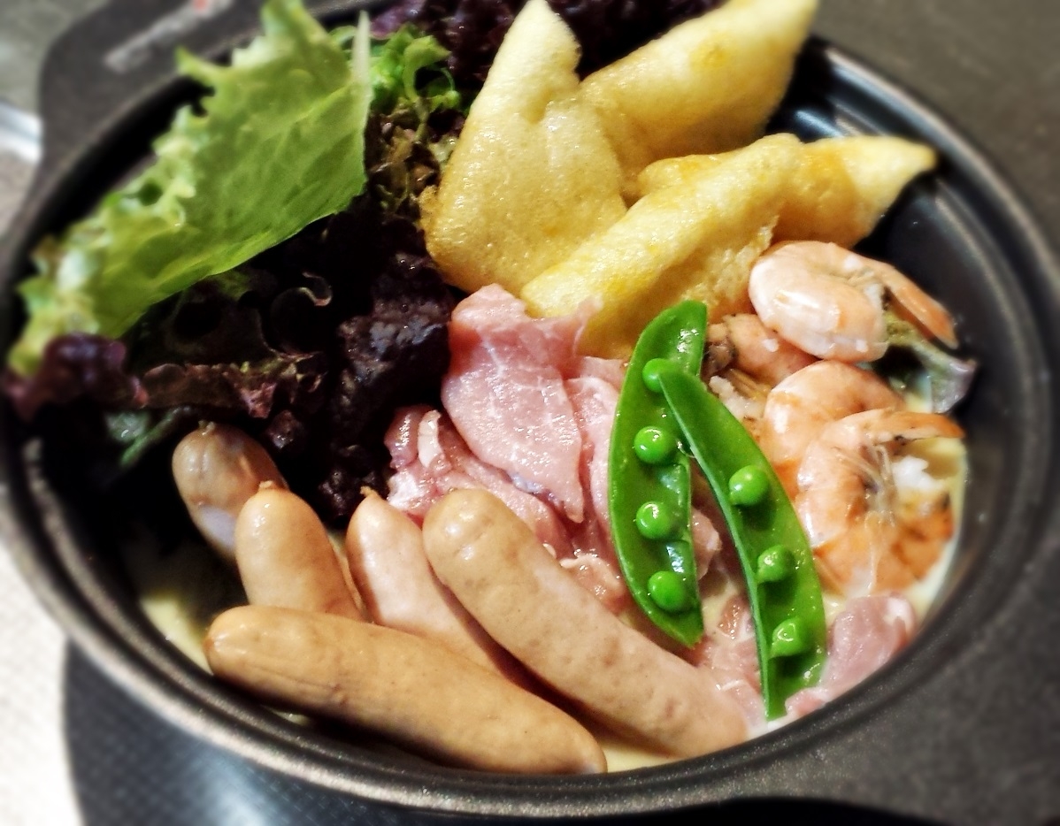 黒い鍋で豆乳カレー鍋が調理されている