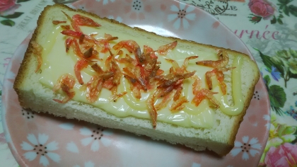 チーズトーストアレンジ 桜エビマヨかけて