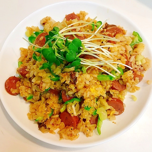 ウインナーと椎茸とかいわれ大根のカレーチャーハン♪