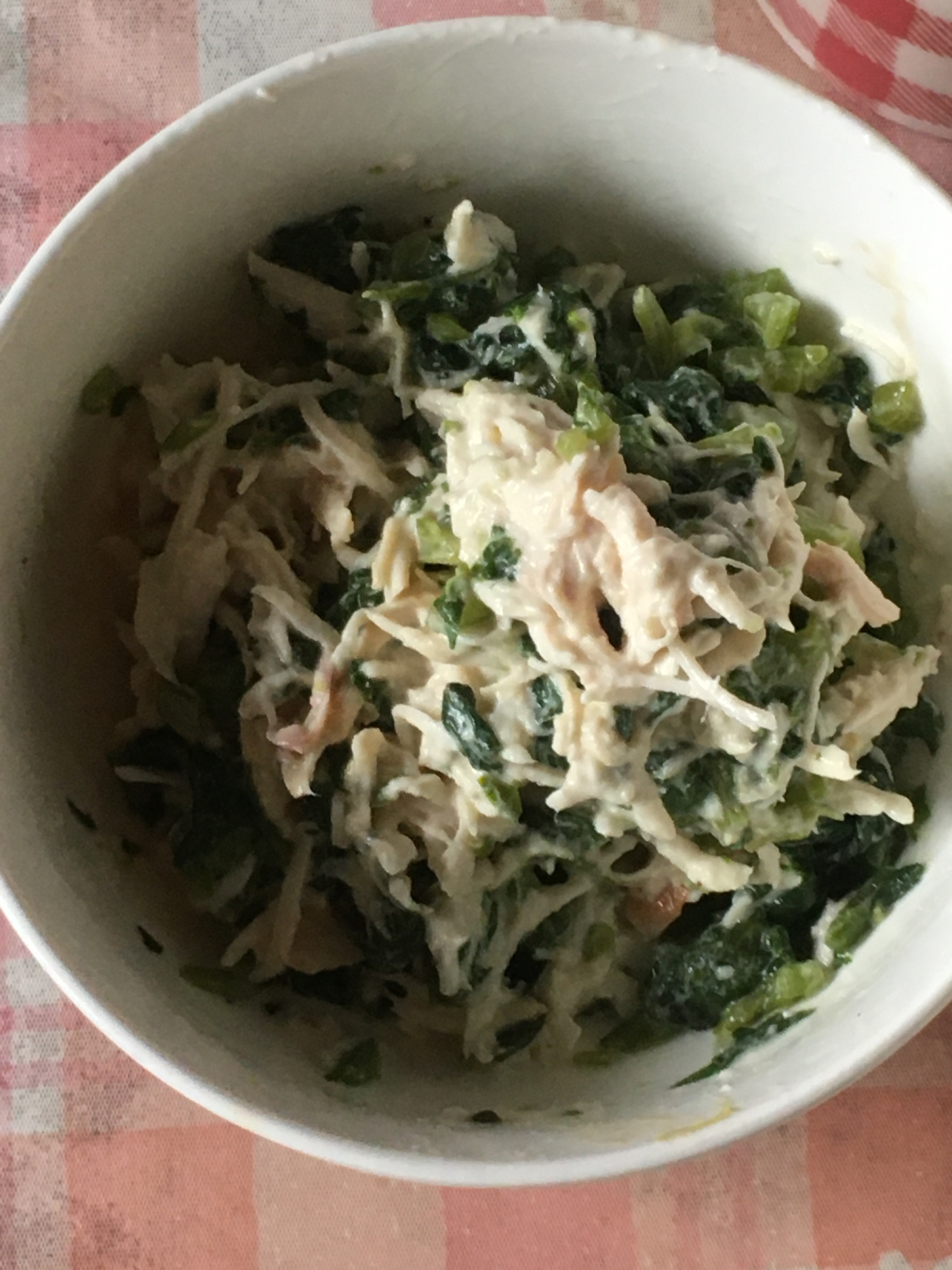 つるむらさきとゆで鶏むね肉のわさびマヨ醤油和え