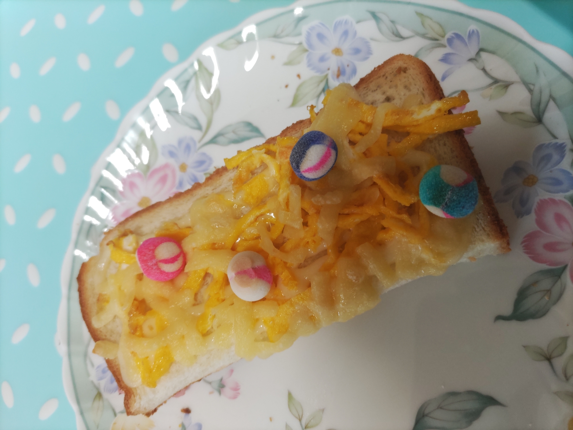 薄焼き卵と手毬麩のチーズトースト