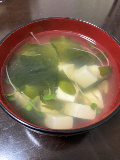 白だしでわかめと豆腐のお吸い物