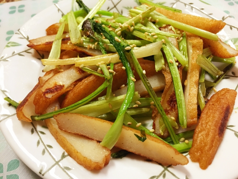 さつま揚げとカブの茎のバター炒め