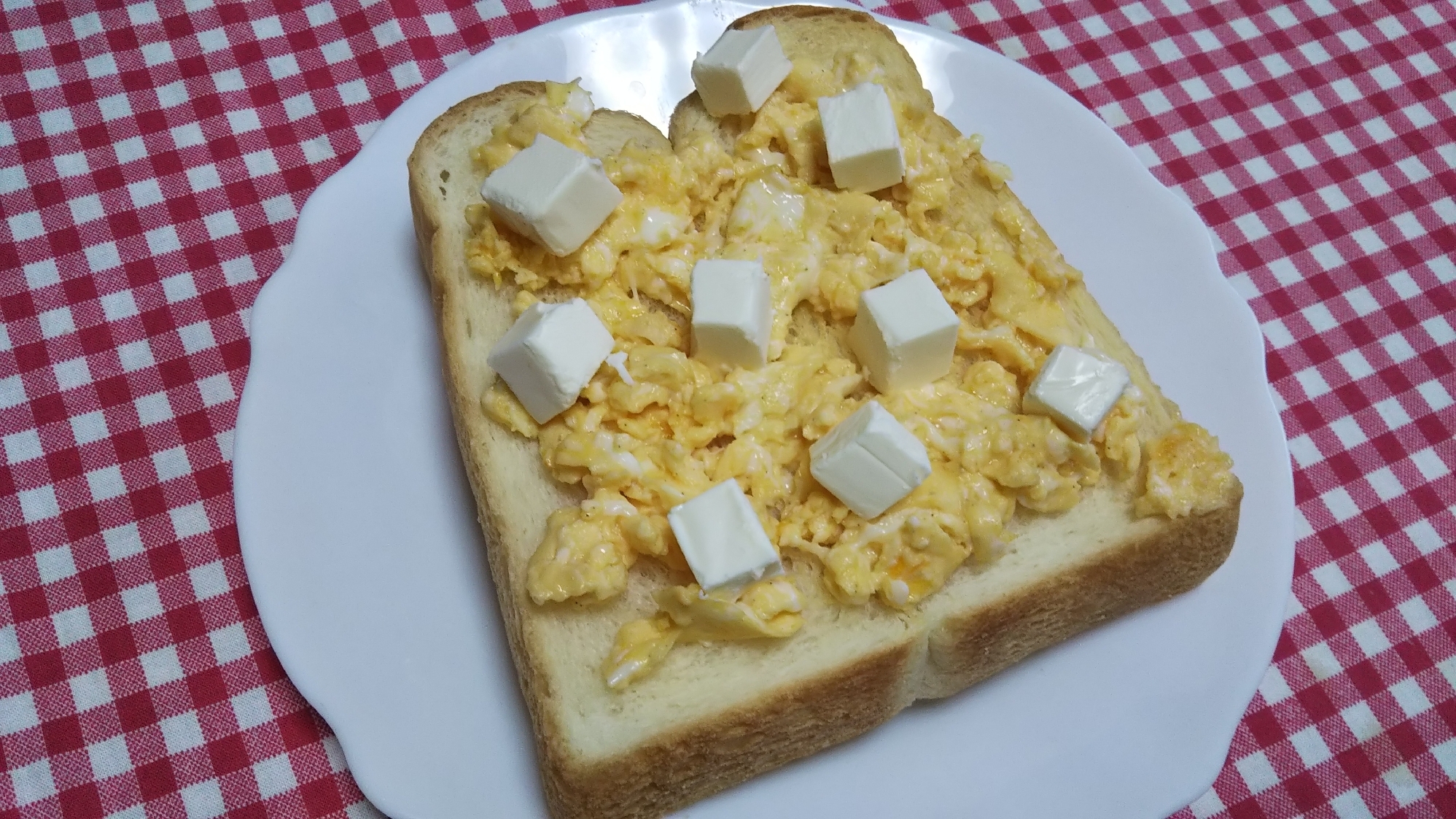 スクランブルエッグとクリームチーズのトースト☆