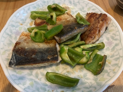 塩サバとピーマンを炒めてポン酢でほんのりと味付け、お酒に合いますね^_^