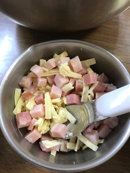 焼くそばから食べられて写真がない(^_^;)
チョコ、ハムチーズ、あんこをドーナツメーカーで焼きました！子供みんな大好きでした！とくにチョコ人気でした♪