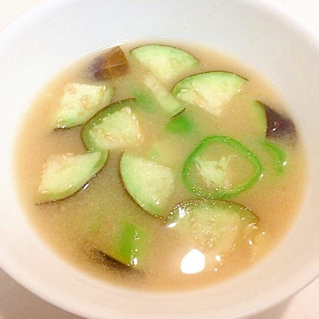 ピリッと辛くて温まります☆茄子と青唐辛子のお味噌汁