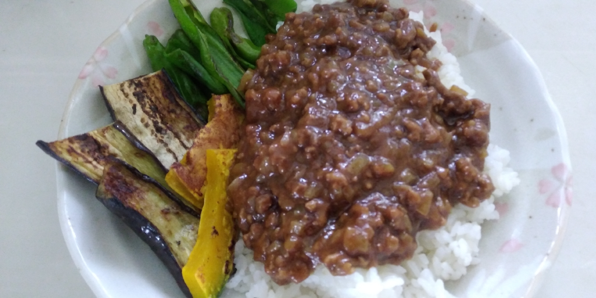 焼きピーマン、かぼちゃ、茄子入りのキーマカレー！