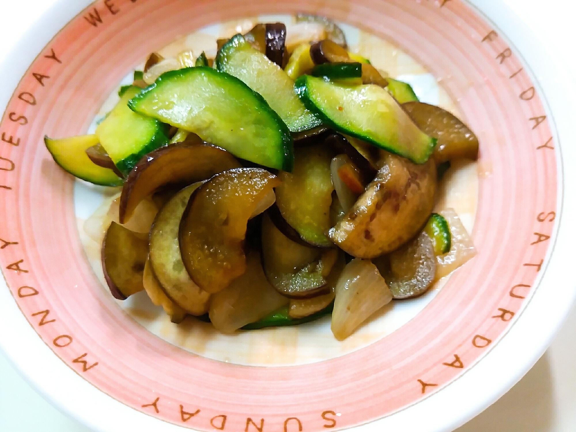 茄子と玉葱と塩もみ胡瓜の醤油炒め