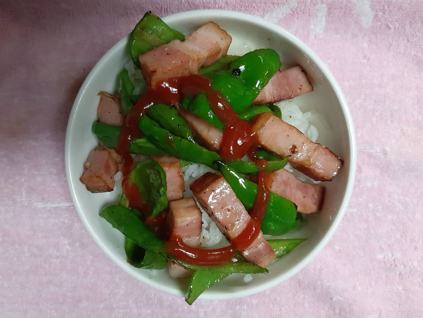 グルメイドステーキとピーマン炒め丼