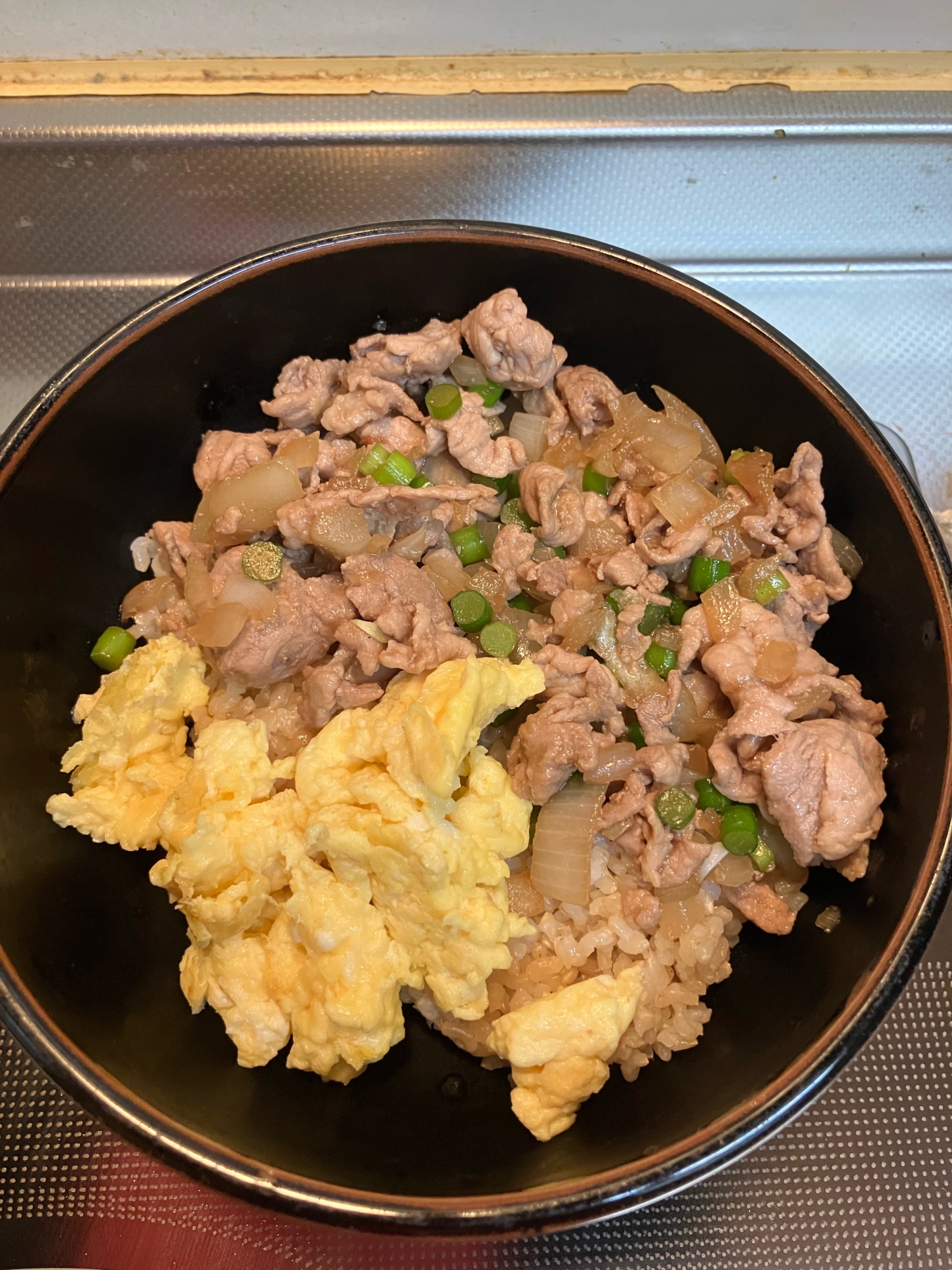 豚肉とニンニクの芽と卵の三色丼^_^